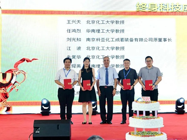 Ms. Liu Qinghua, Chairman of KEYA Equipment, is Invited to Attend the 30th Anniversary Celebration of the China Plastics Machinery Industry Association's Establishment